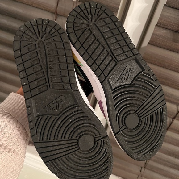 2020 Women’s Air Jordan 1 Mid SE ‘Lightbulb’ - Picture 4 of 7